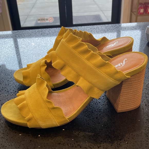 Free People Yellow Rosie Ruffle Heel Size 41 NWT - Picture 5 of 11
